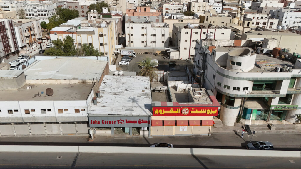 3-أرض مقام عليها معارض تجارية متظاهرة بحي العدل