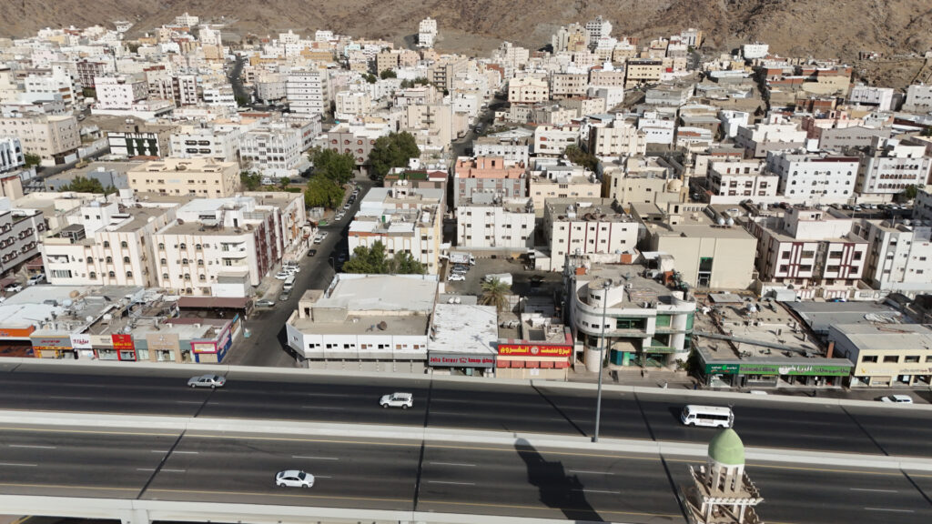3-أرض مقام عليها معارض تجارية متظاهرة بحي العدل