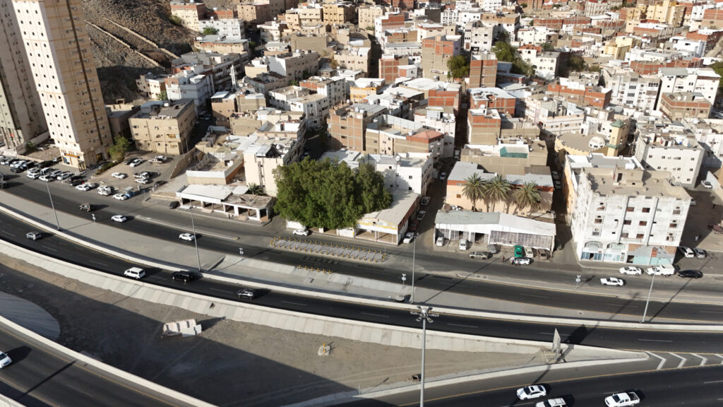 5-محلات تجارية ومستودع على شارع الحج