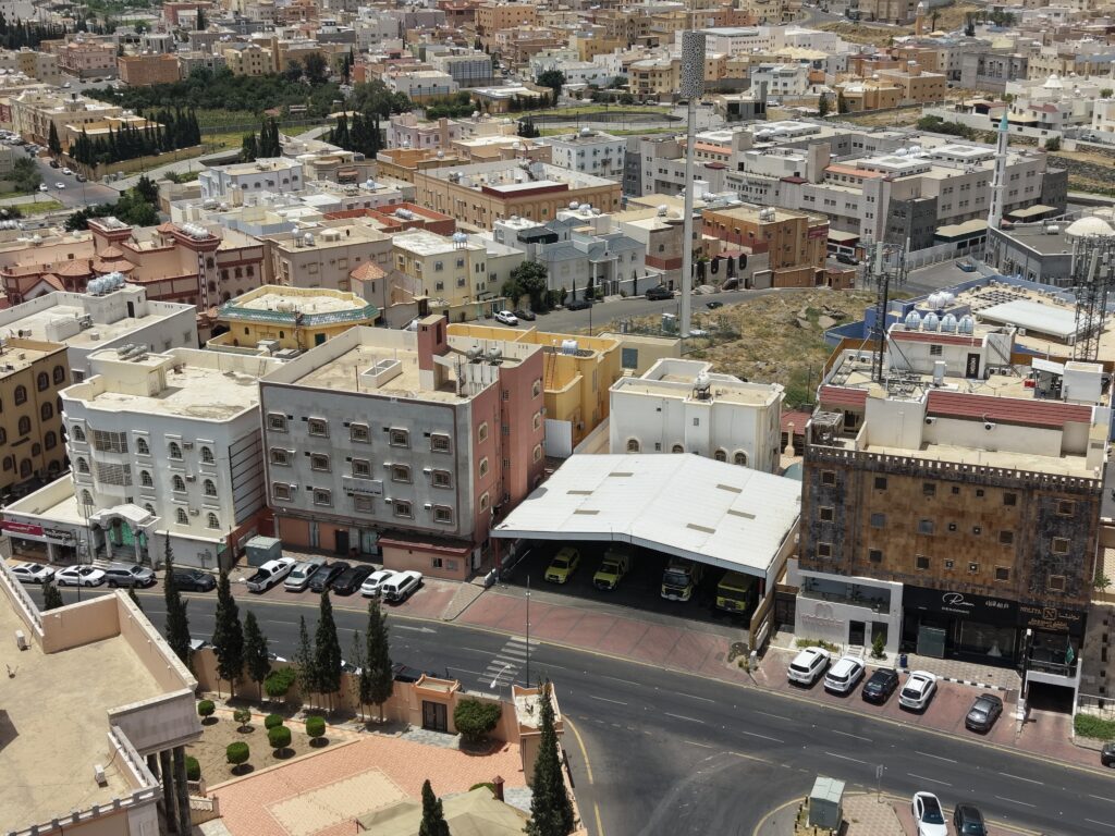 11-عمارة و أرض تجارية بأبها بحي المروج بمساحة 1250 م² في مدينة أبها