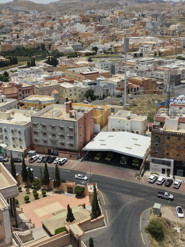 11-عمارة و أرض تجارية بأبها بحي المروج بمساحة 1250 م² في مدينة أبها