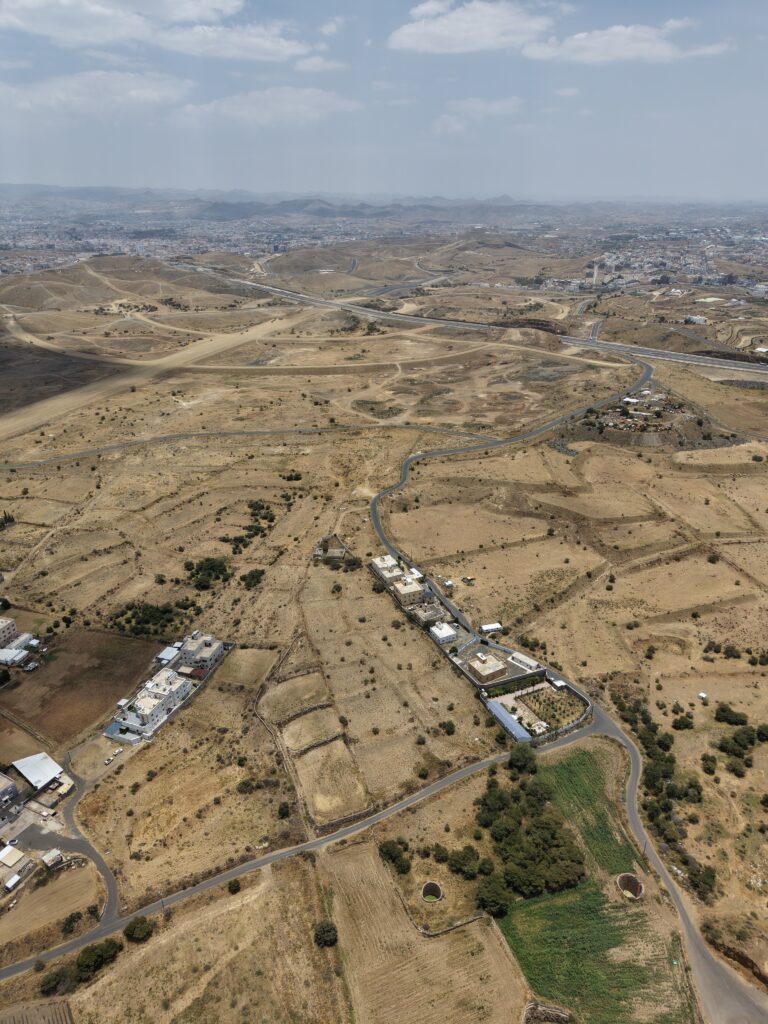 8-أرض سكنية بأبها بحي المحارث بمساحة 17451.14 م² في مدينة أبها