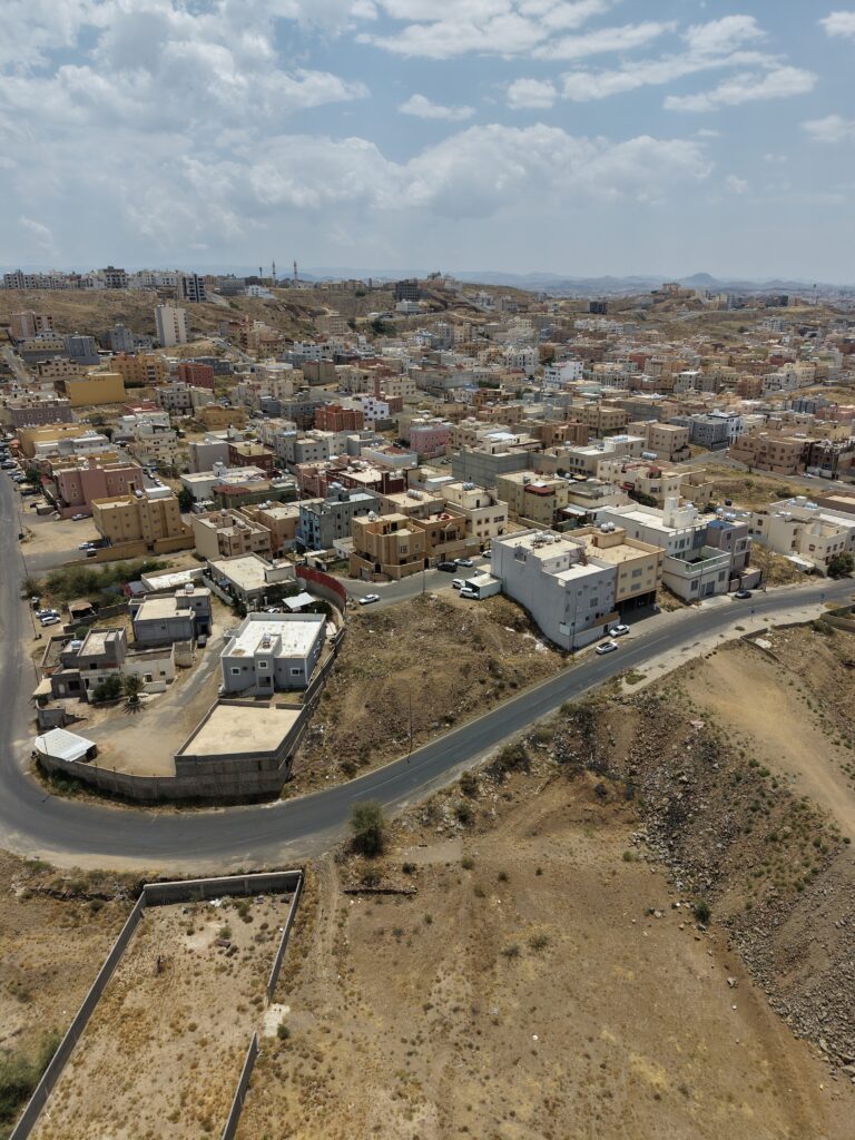5- أرض سكنية بأبها بحي الروابي بمساحة 450 م² في مدينة أبها