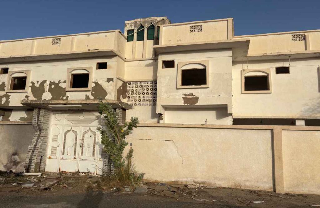 2-ارض سكنية مقام عليها مباني – نمران بمساحة 1183.38 م² في مدينة بيشة