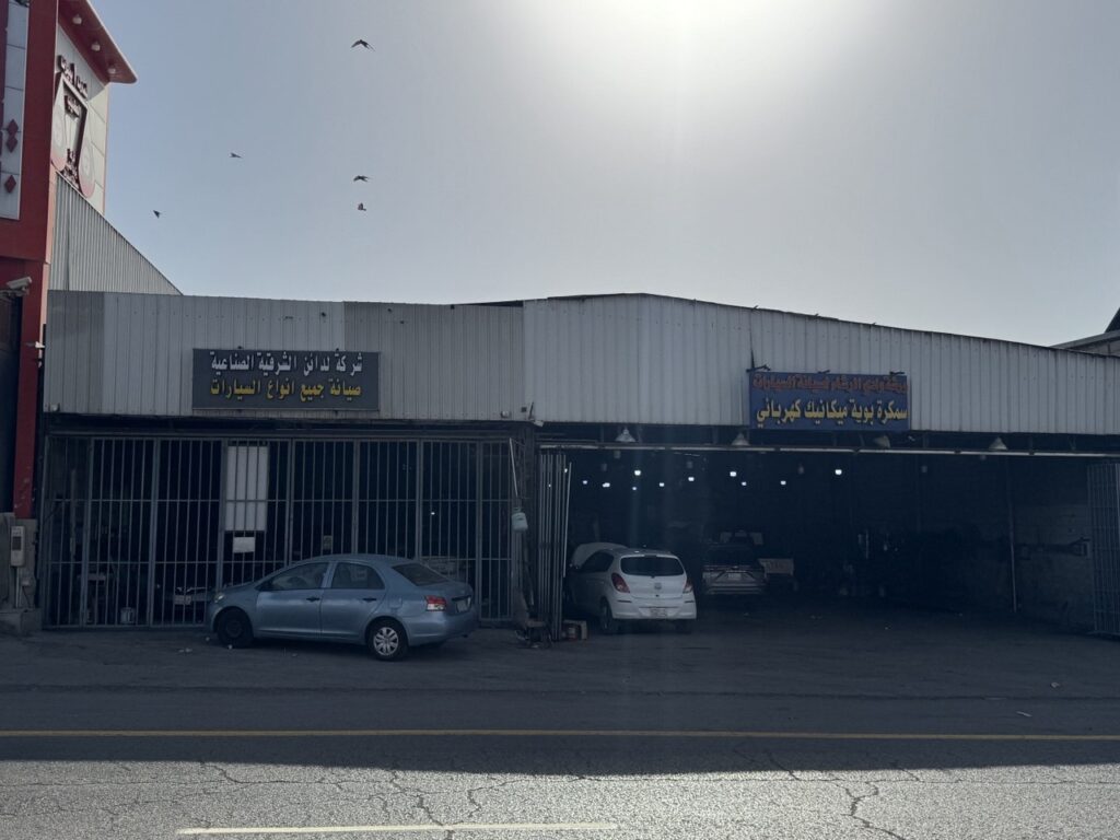 3-ورش مقامة على صك واحد بحي الصناعية بمساحة 1180.5 م² في مدينة الرياض