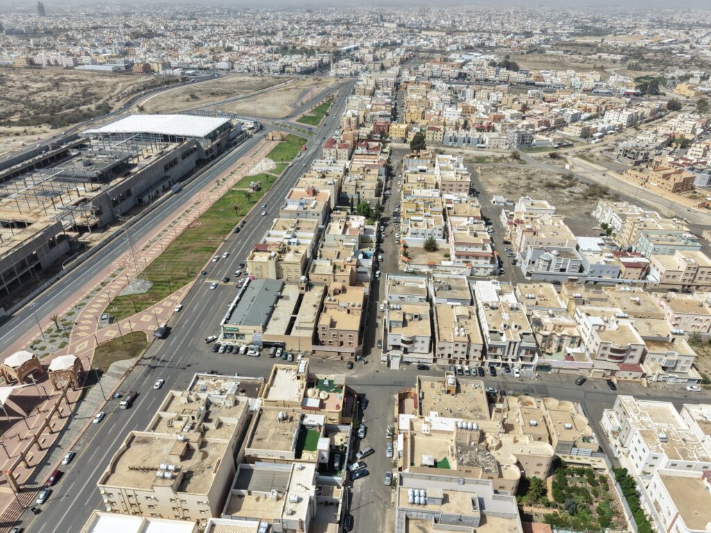 6-عمارة سكنية – شمال الطريق المزدوج المؤدي الى تندحة خميس مشيط