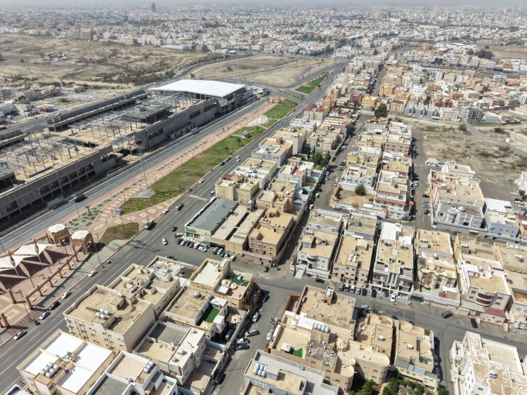 6-عمارة سكنية – شمال الطريق المزدوج المؤدي الى تندحة خميس مشيط