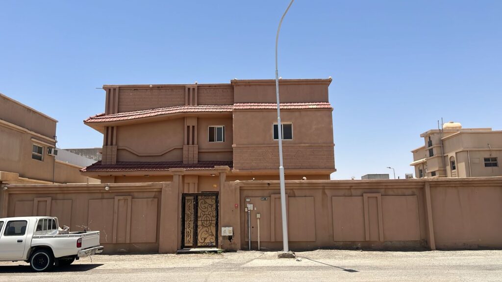 5-فيلا سكنية واستراحة حي العزيزية بمساحة 934.4 م² في مدينة عنيزة