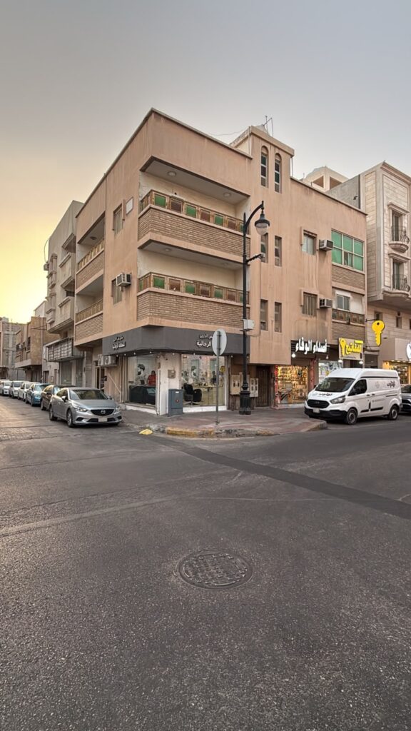 04 – عمارة سكنية تجارية بمدينة الخبر – بمساحة 133.9 م