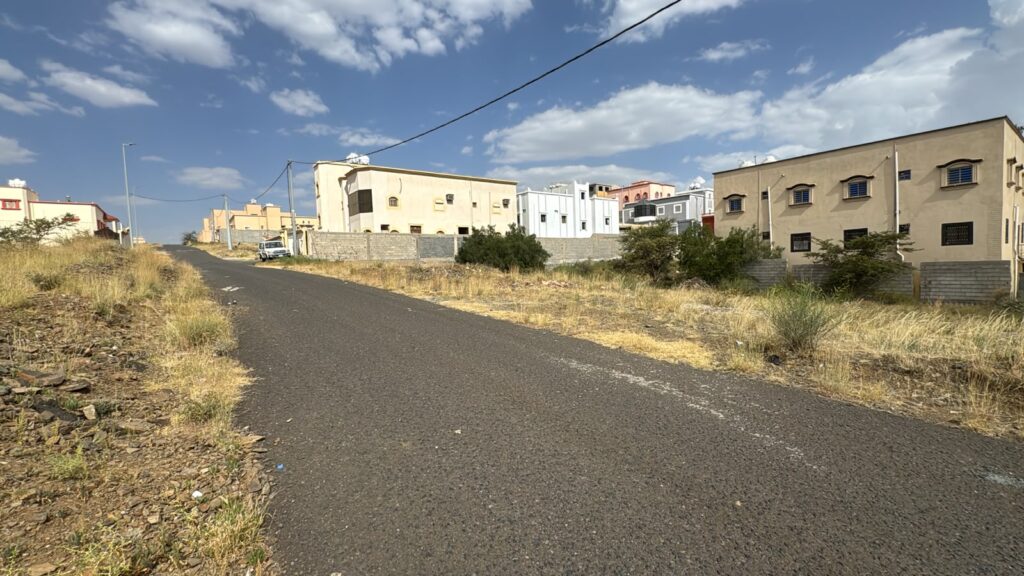 2- ارض سكنية بحي العسران وال بلحى بصك 395106003524