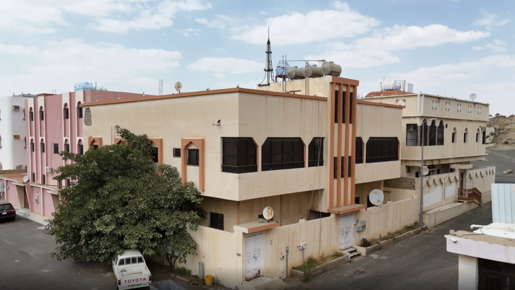 4- عمارة سكنية بحي العزيزية بصك 971706000309