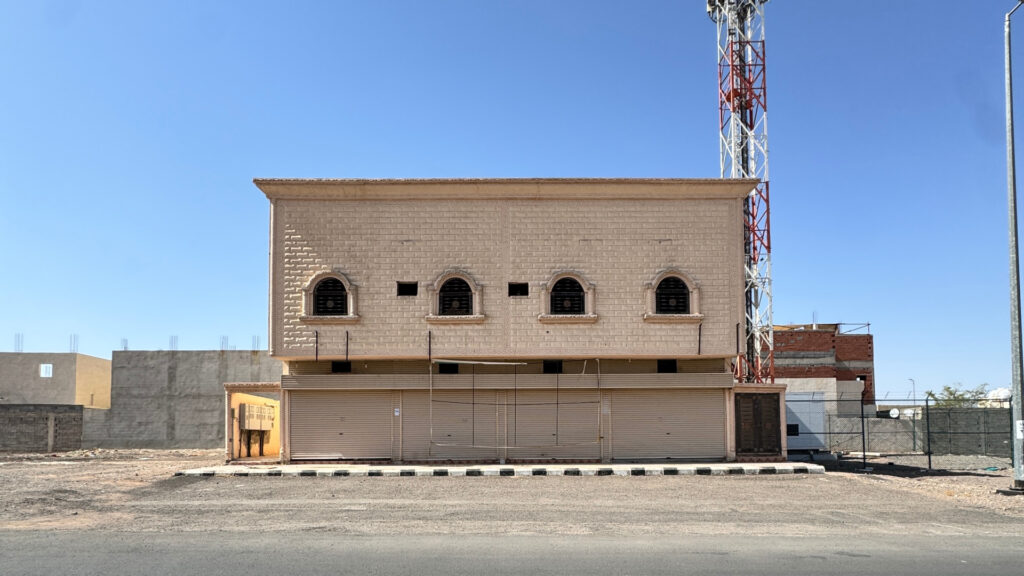8-عمارة تجارية سكنية بحي العزيزية