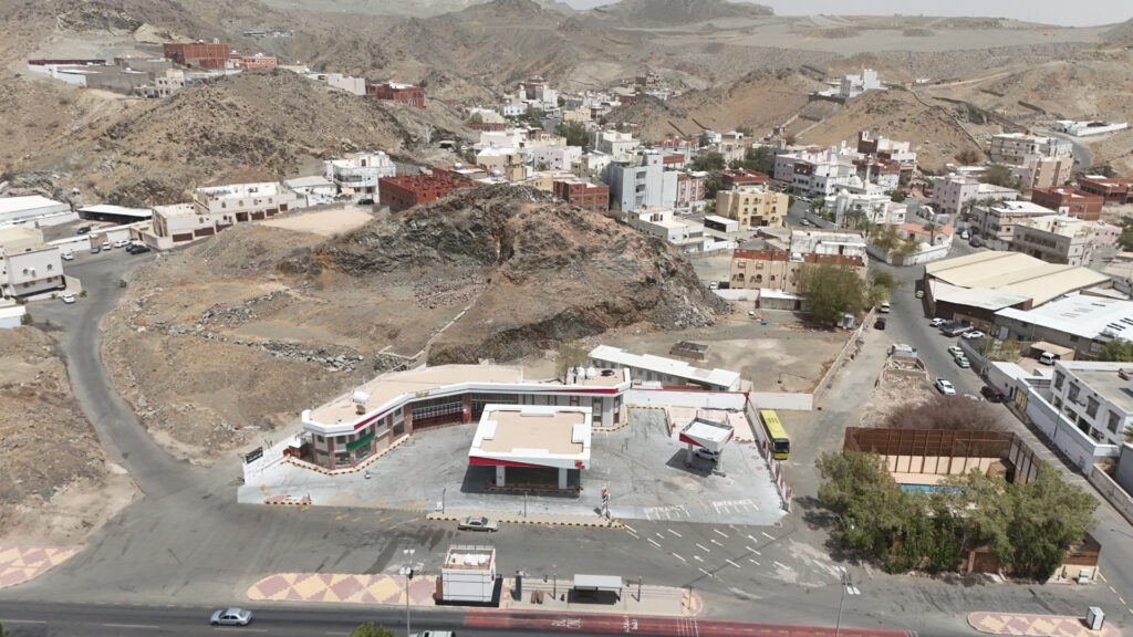 4-محطة – بمساحة 2,536 متر مربع – حي ام الجود