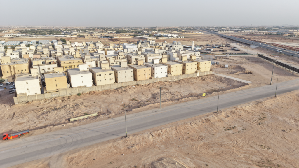 2- أرض تجارية سكنية بمساحة 1596.85 م² في مدينة الرياض