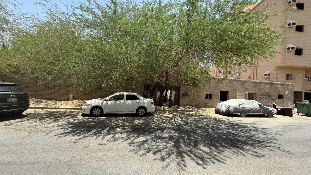 3-أرض سكنية مقام عليها مبنى شعبي 638.94م2 بالبحيرات