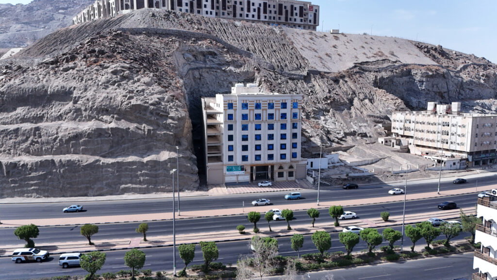 1-سكة نافذة بعرض 13.81م شمالا و 16.29م جنوبا