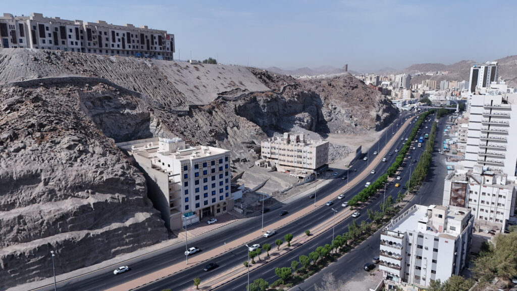 1-سكة نافذة بعرض 13.81م شمالا و 16.29م جنوبا