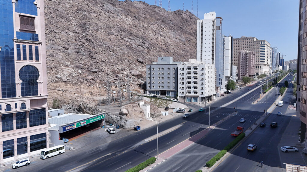 7- أرض سكنية ﺗﺠﺎرﻳﺔ بحي الجامعة / مكه المكرمه – بمساحة 768 م²