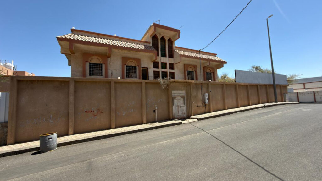 16-فيلا سكنية في حي الرحيب بمساحة 402م قطعة رقم 235