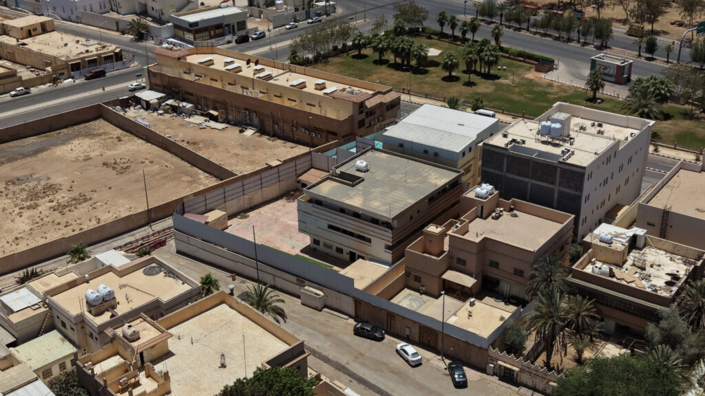 1- عمارة سكنية بحي المساعدية في عرعر
