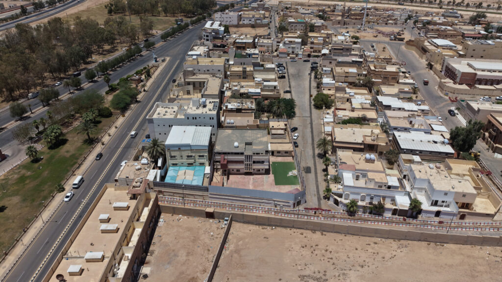 1- عمارة سكنية بحي المساعدية في عرعر