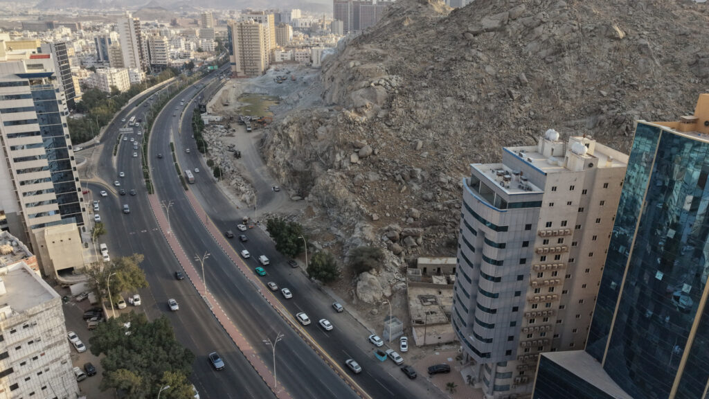 3-أرض سكني تجاري بحي العزيزية بمساحة:582.7م