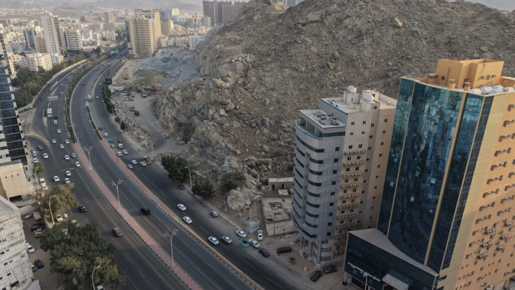 3-أرض سكني تجاري بحي العزيزية بمساحة:582.7م