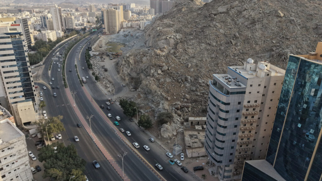 6-أرض سكني/ تجاري بحي العزيزية بمساحة:492.8م