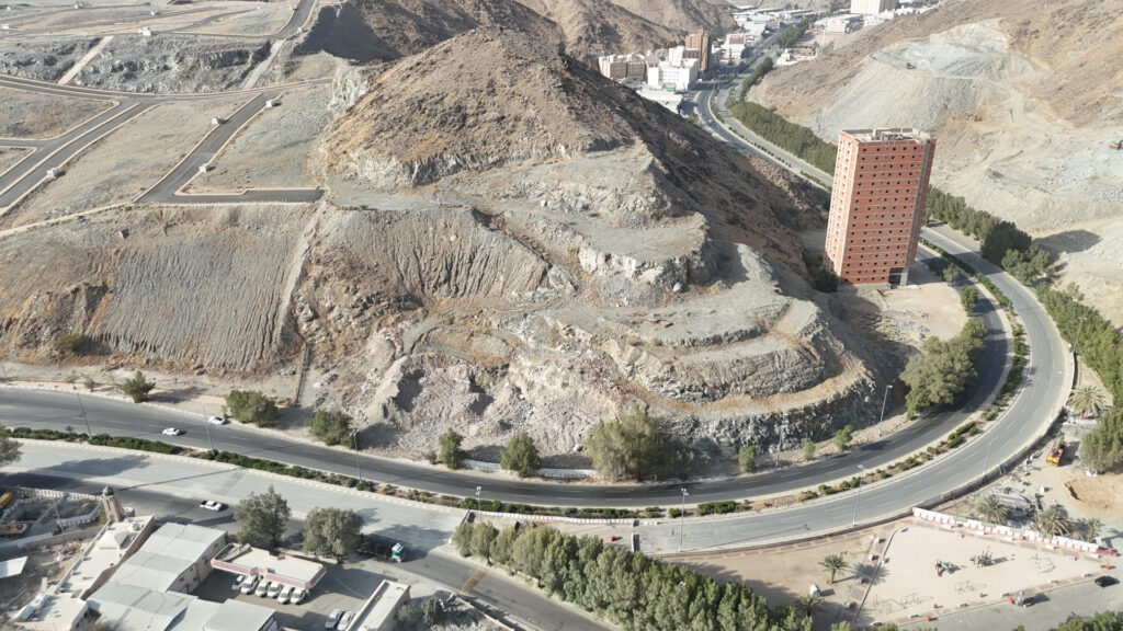 12-أرض سكني تجاري بحي : مخطط شارع الحج بمساحة :875م