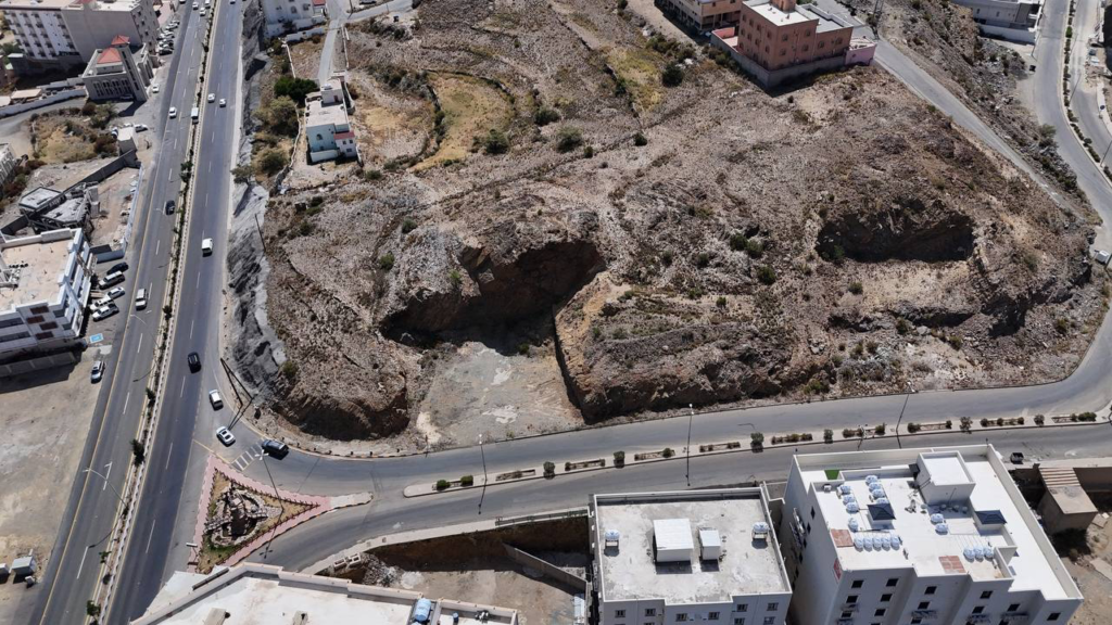 3-أرض سكنية 806مم بحي بني فروة