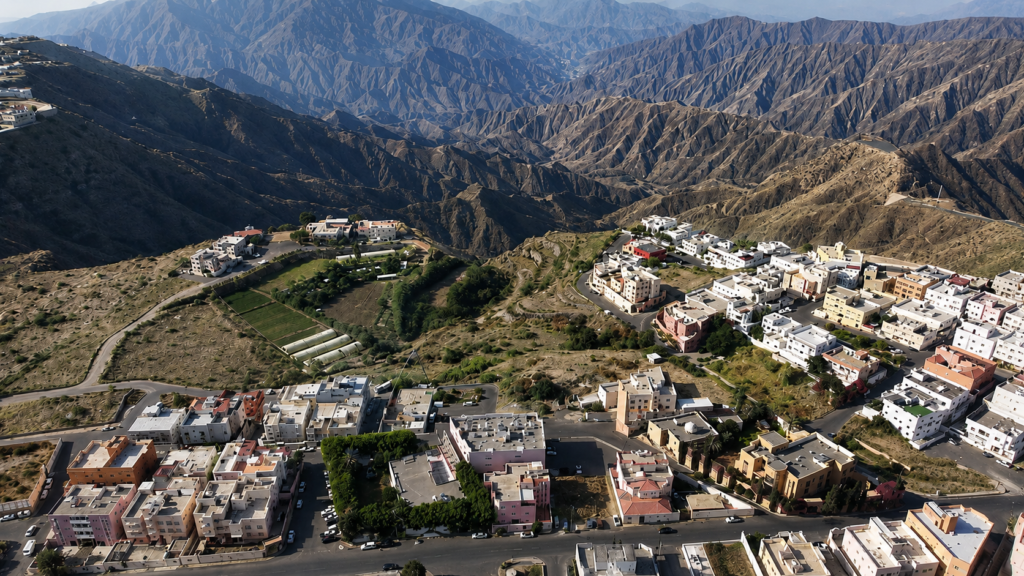 3-أرض سكنية – ذرة الجنوبية بمساحة 9326 م² في مدينة أبها