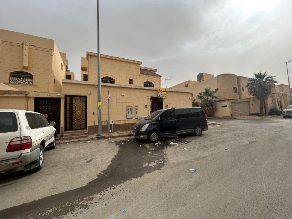 1-فيلا سكنية بحي طويق بمساحة 450 م² في مدينة الرياض