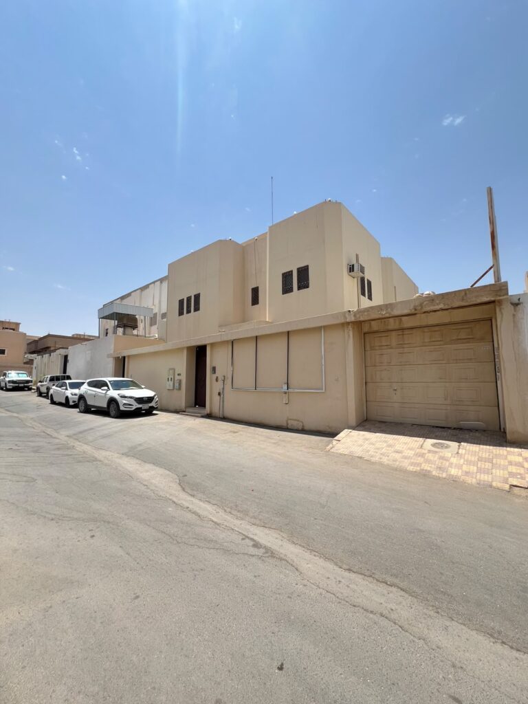 4-فيلا سكنية حي الزهرة تبعد نحو 1.5كم عن طريق الدائري الجنوبي