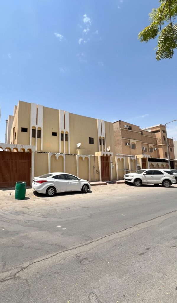 6-فيلا سكنية بحي العريجاء الغربي تبعد نحو 300متر عن طريق الدائري الغربي