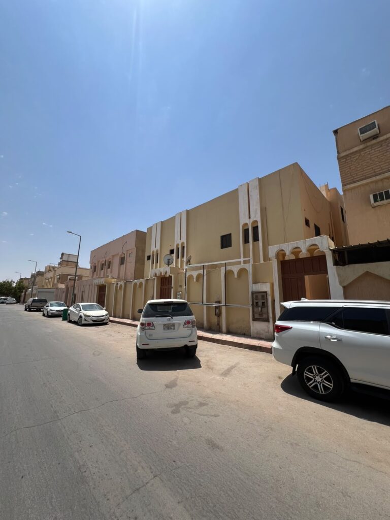 6-فيلا سكنية بحي العريجاء الغربي تبعد نحو 300متر عن طريق الدائري الغربي