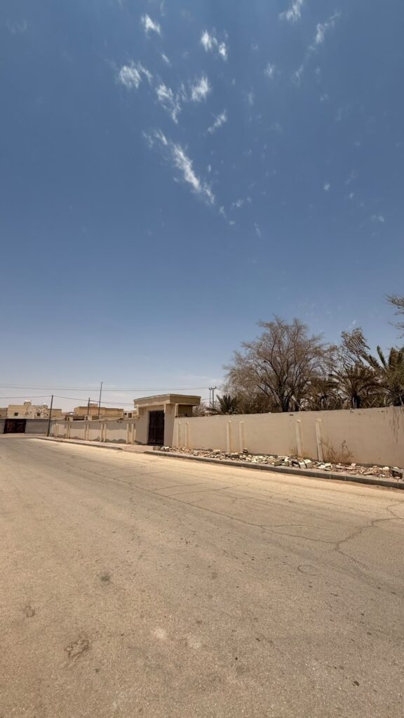 7-العقار عبارة عن استراحة سكنية بواجهتين شمالية وغربية تقع على شارعين بعرض 20 و 16 م