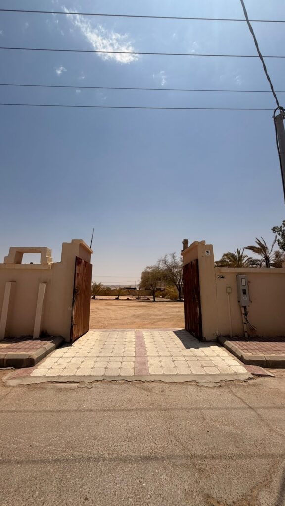 7-العقار عبارة عن استراحة سكنية بواجهتين شمالية وغربية تقع على شارعين بعرض 20 و 16 م