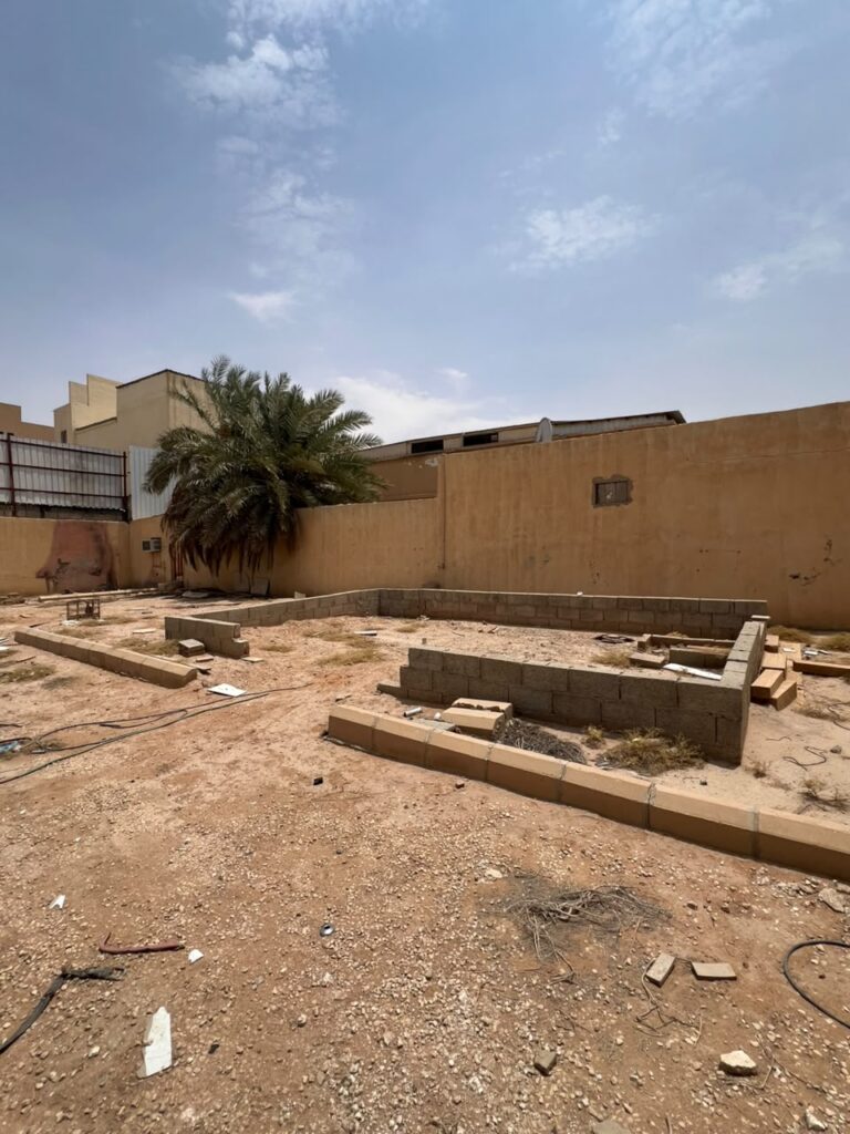 1-العقار عبارة عن ارض مسورة شمالية شارع عرض 10م سكني – ديراب حي أحد