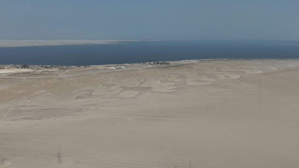 6-أرض خام استثماري سياحي ترفيهي – شاطئ نصف القمر