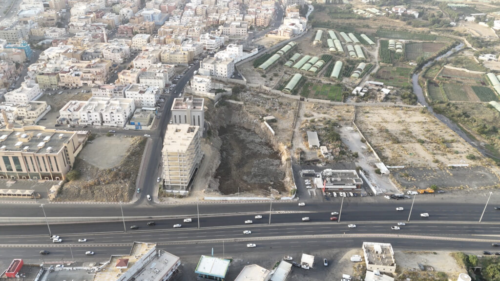 1-أرض بحي المروج