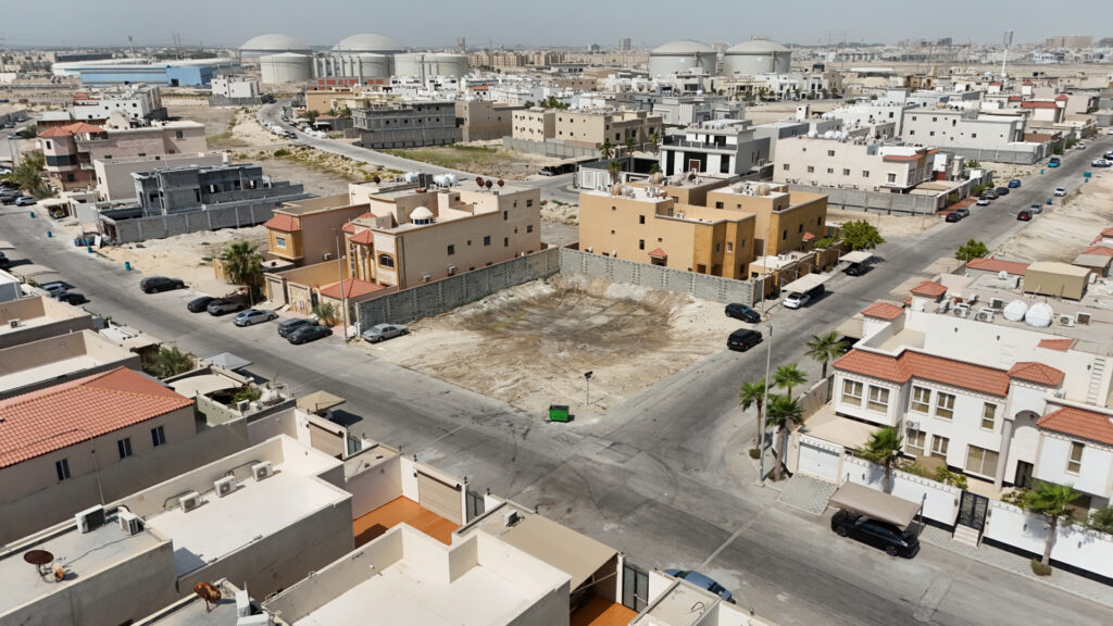1-أرض سكنية 1042م2 بحي التحلية