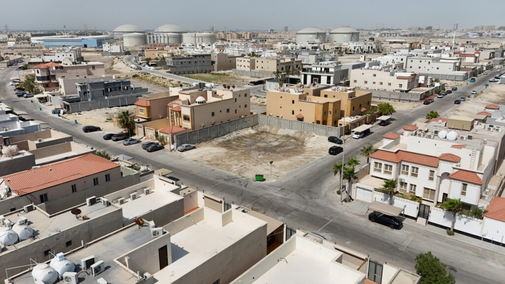 1-أرض سكنية 1042م2 بحي التحلية