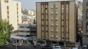 عمارة سكنية بحي العزيزية