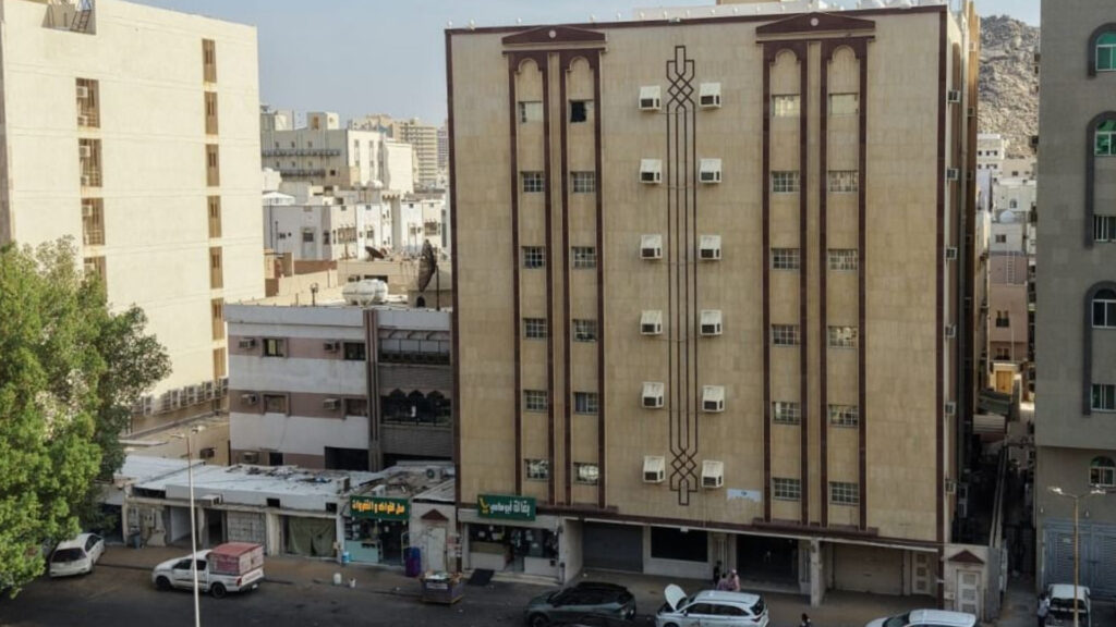 عمارة سكنية بحي العزيزية