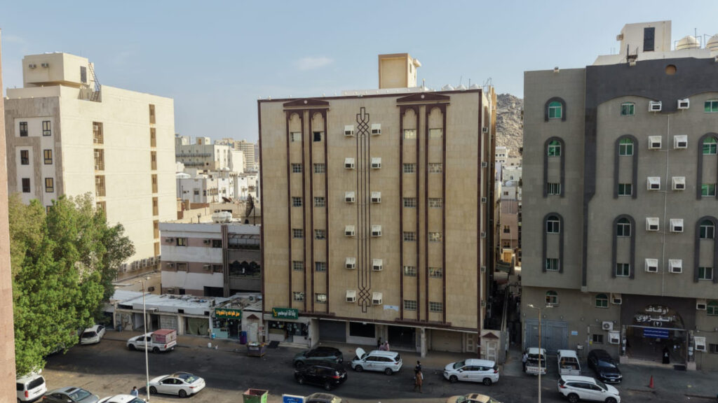 عمارة سكنية بحي العزيزية