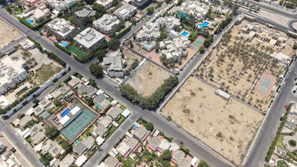 8-أرض سكنية في حي الروضة بمساحة 2995.50م قطعة رقم الجزء 153 / أ