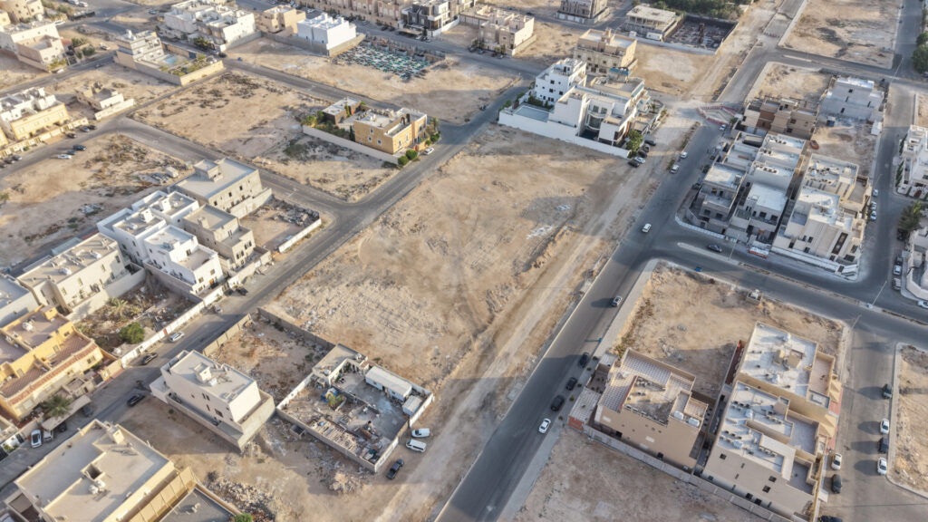 10- أرض سكنية في حي الامواج بمساحة اجمالية 1440م قطعة رقم 869 – 870