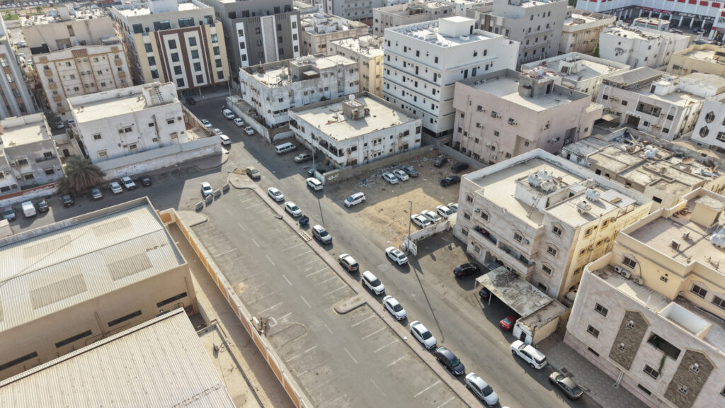 12- أرض سكنية في حي النزهة / 3 بمساحة 780م قطعة رقم 451 / أ