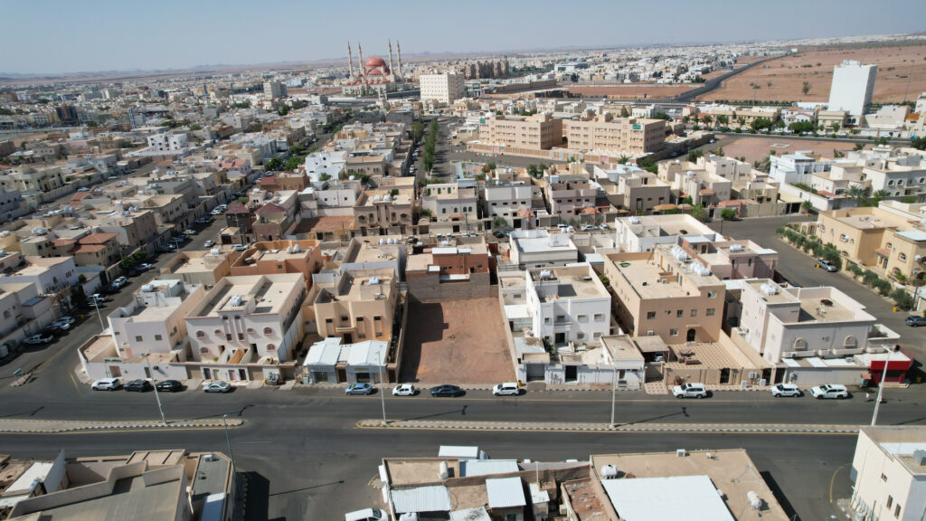 1-أرض سكني تجاري بحي الملك عبدالله