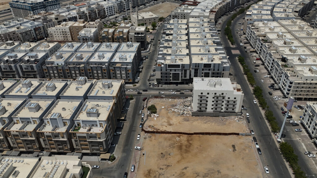 12-أرض سكنية 806.98م2 بحي الواحة
